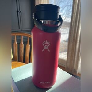 Hydro flask with turn top.